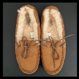 UGG WOMENS DAKOTA SLIPPERS